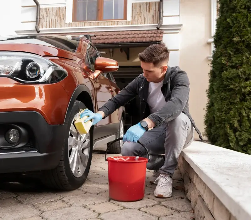 Lavage auto à domicile Louargat : professionnel intervenant sur un véhicule